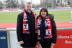 Sandro di Benedetto e Nadia Padovani con le sciarpe offerte dallo sponsor IMOLA MARMI
